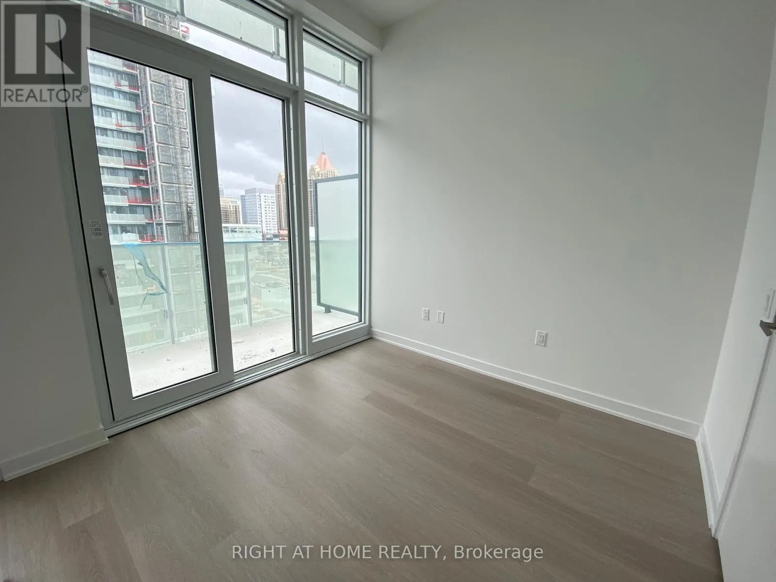 702 - 3883 QUARTZ ROAD