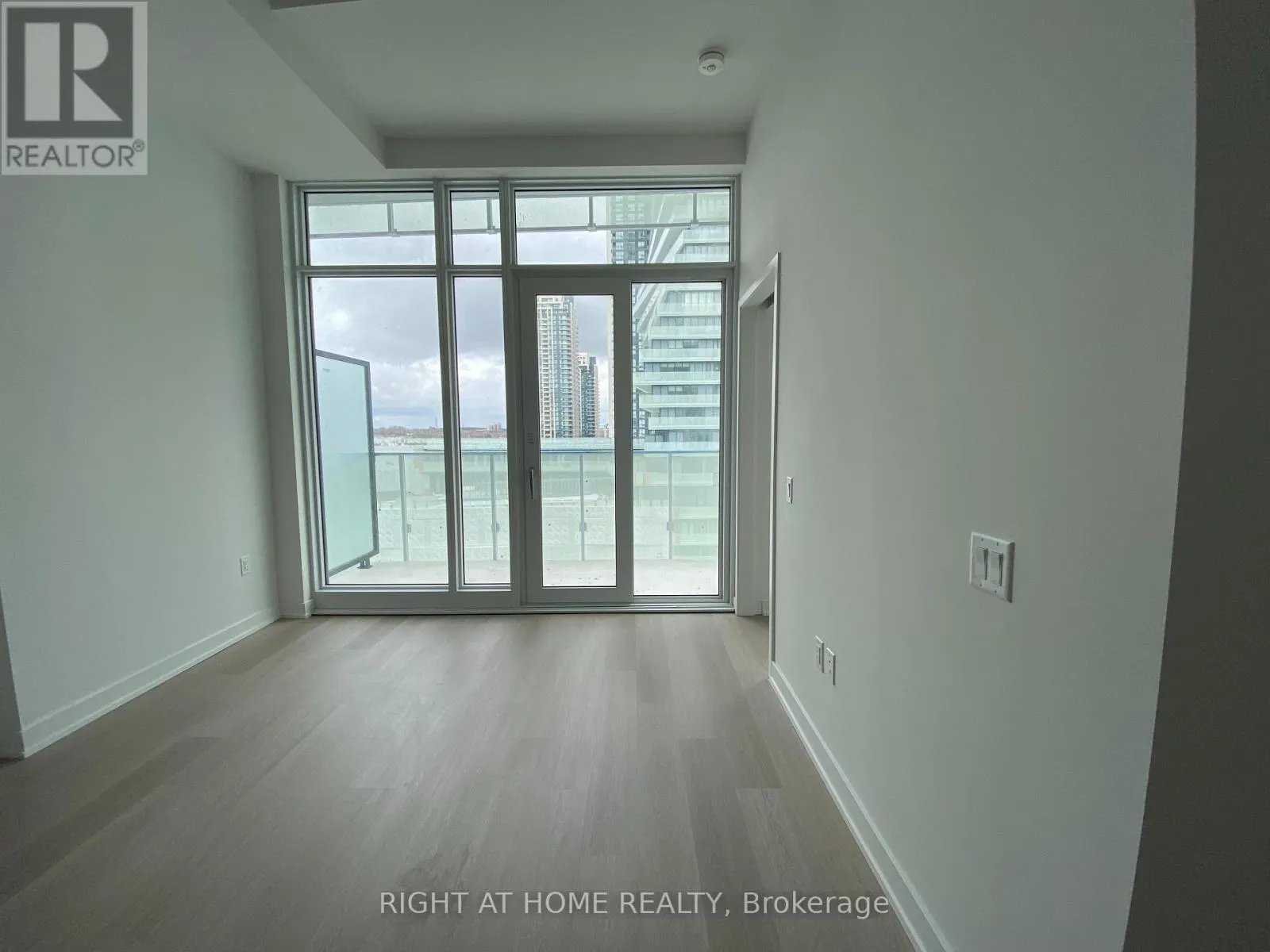 702 - 3883 QUARTZ ROAD