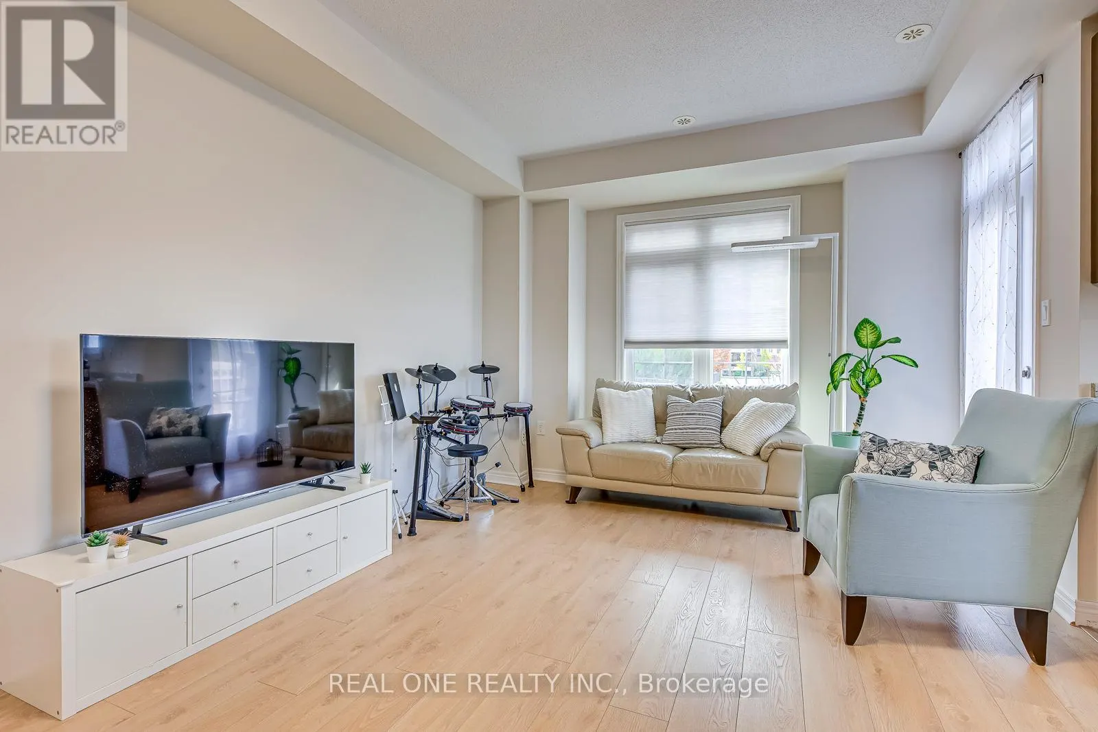 75 - 2435 GREENWICH DRIVE