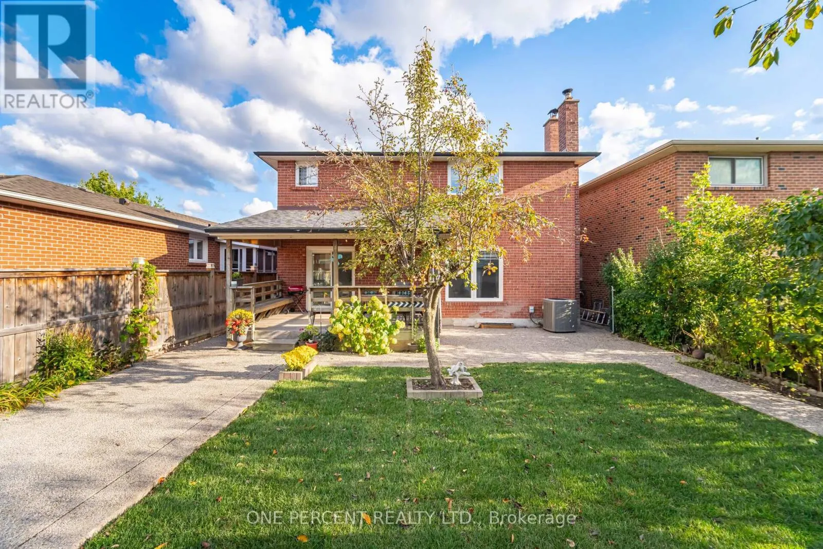 704 BOOKHAM CRESCENT