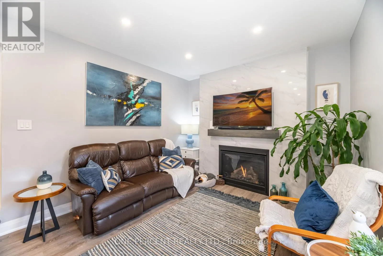 704 BOOKHAM CRESCENT