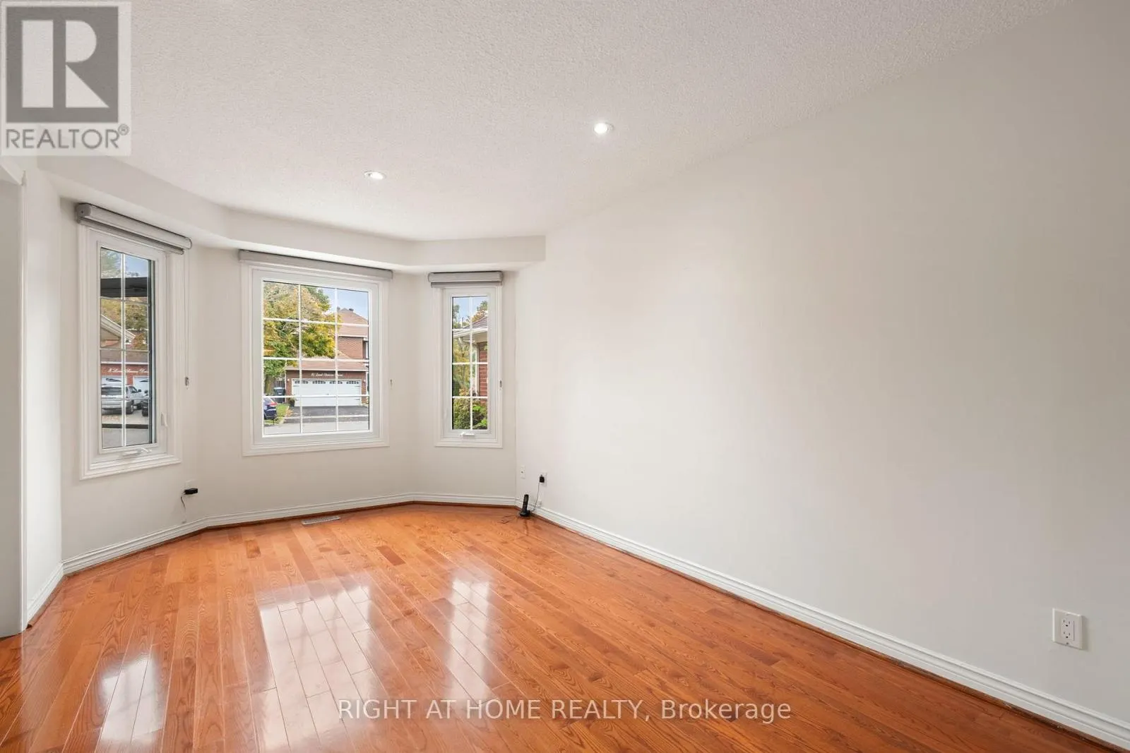 7 LORD SIMCOE DRIVE