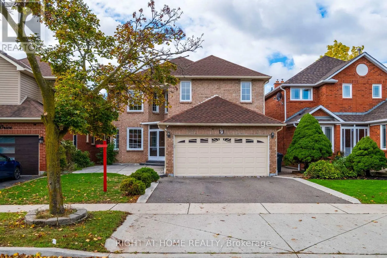 7 LORD SIMCOE DRIVE
