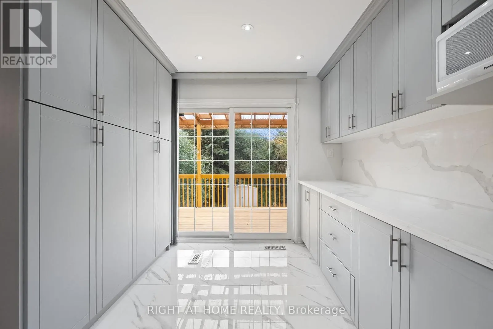 7 LORD SIMCOE DRIVE
