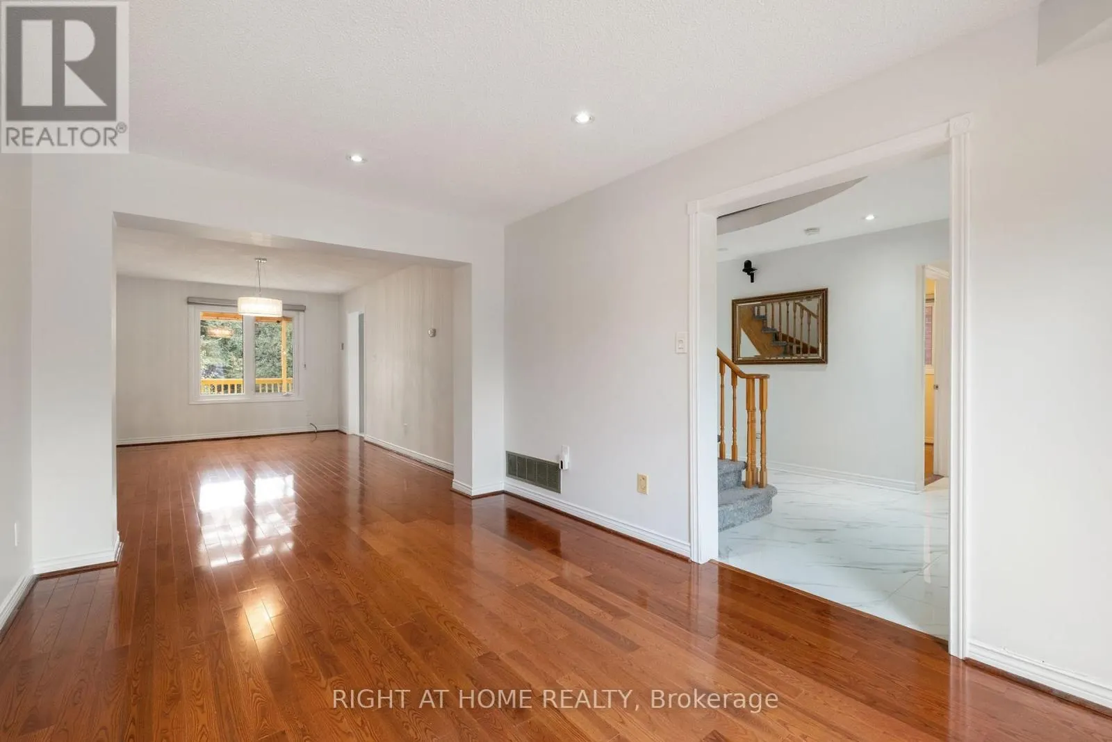 7 LORD SIMCOE DRIVE