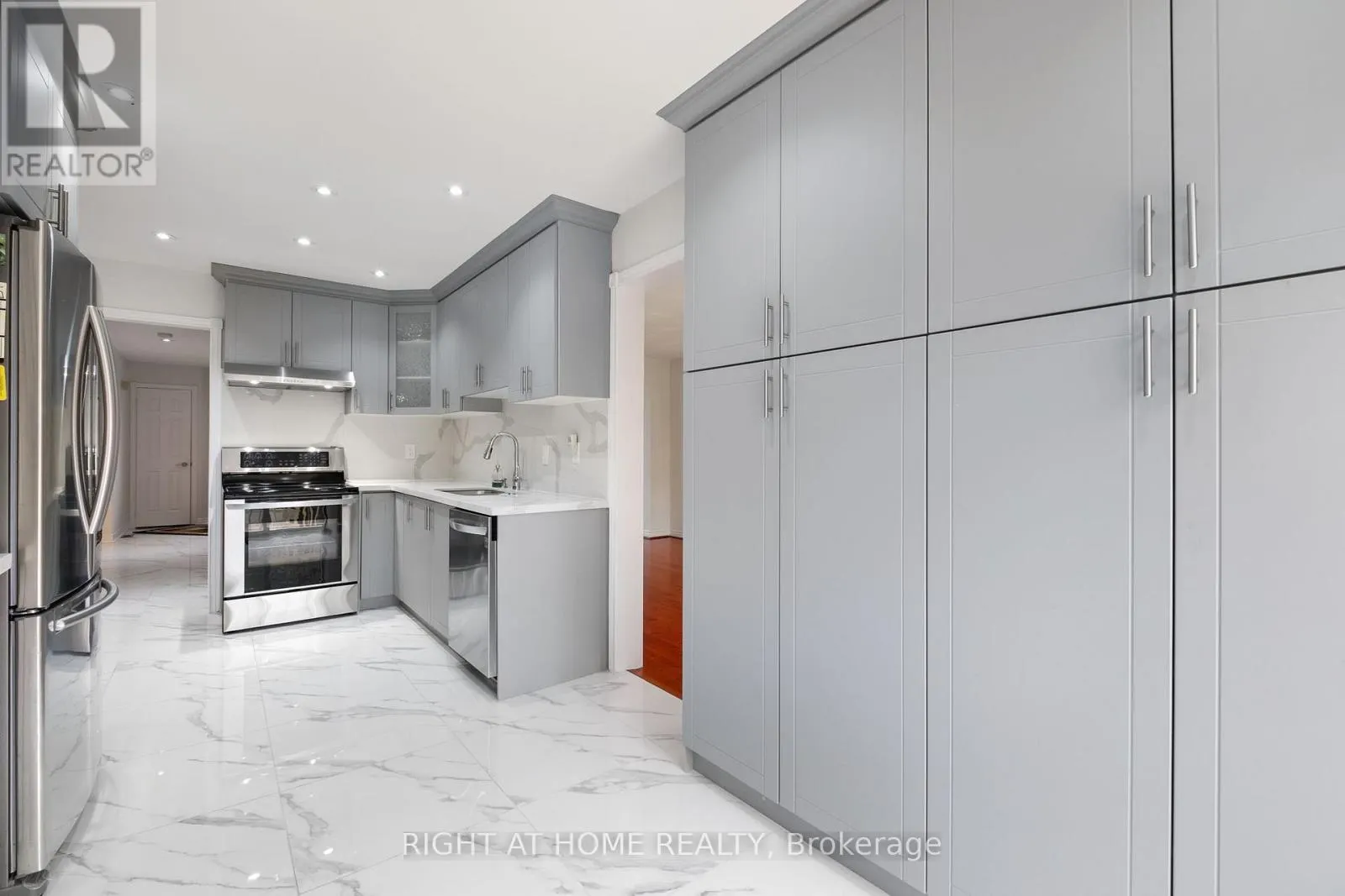 7 LORD SIMCOE DRIVE