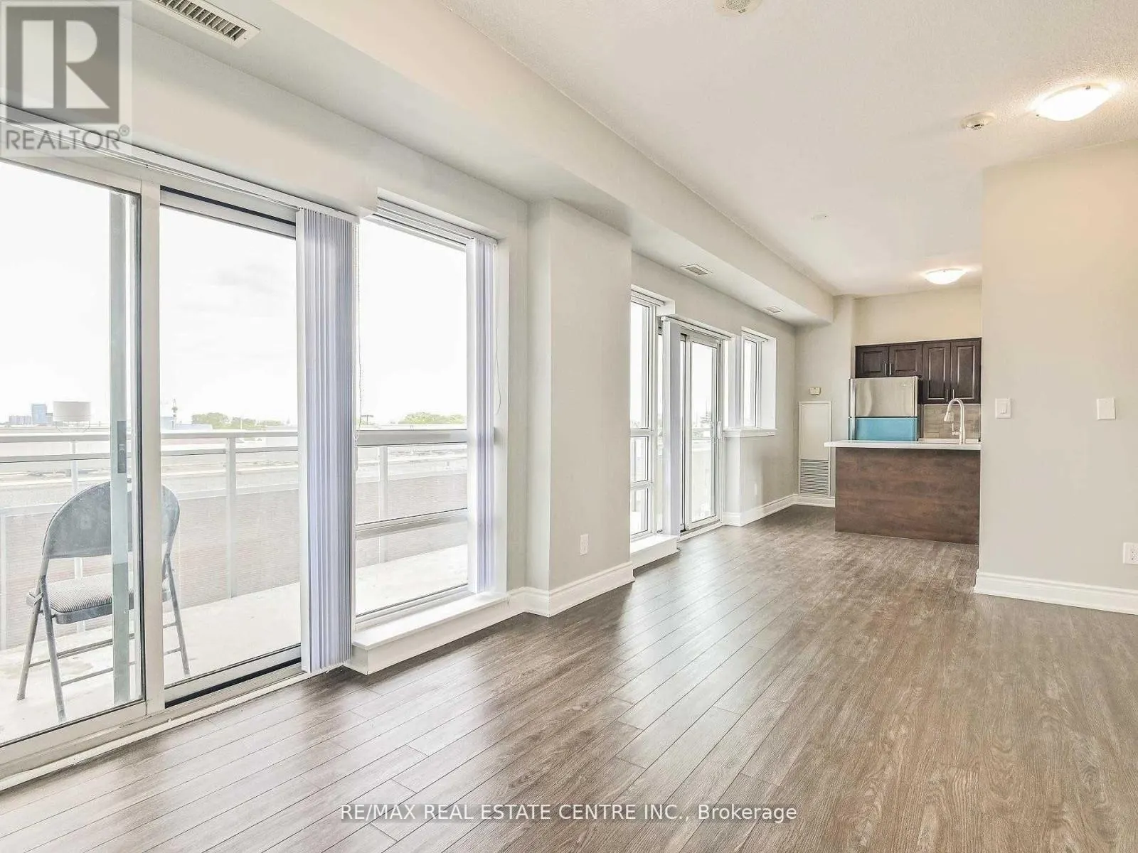 301 - 215 QUEEN STREET E