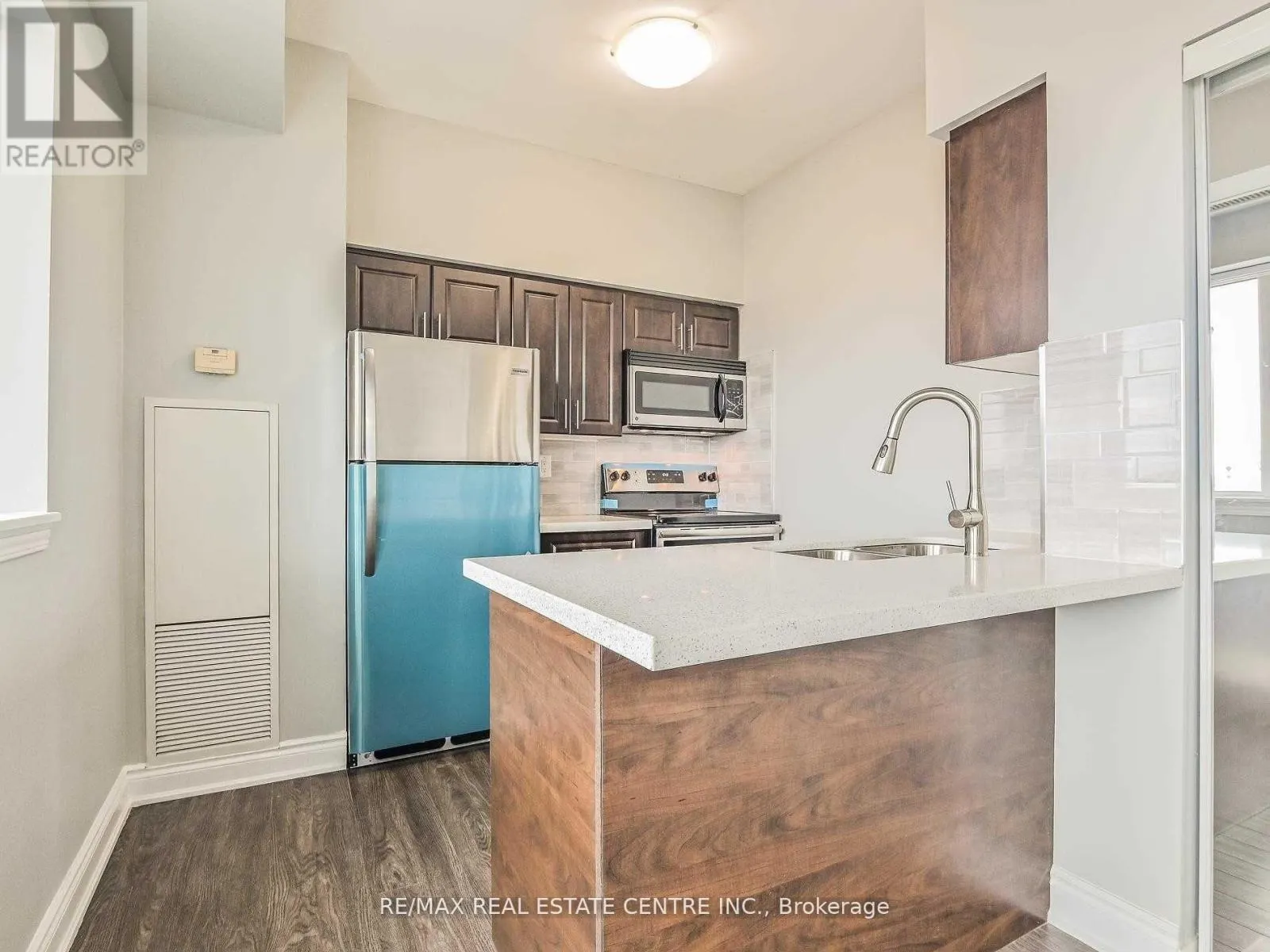301 - 215 QUEEN STREET E