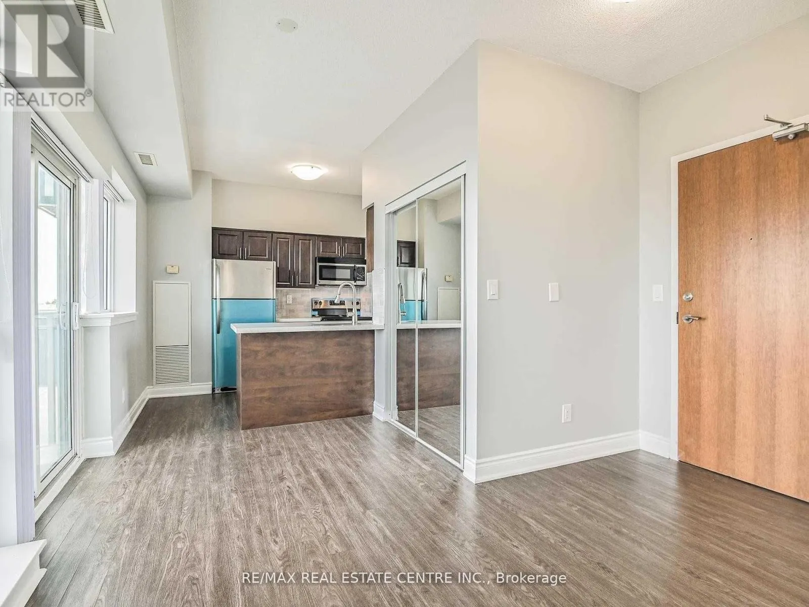 301 - 215 QUEEN STREET E