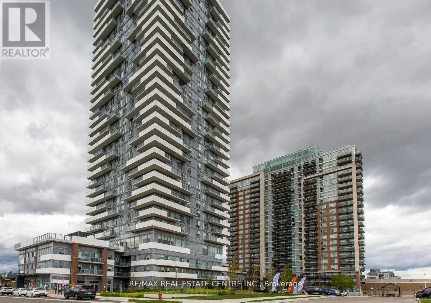 301 - 215 QUEEN STREET E