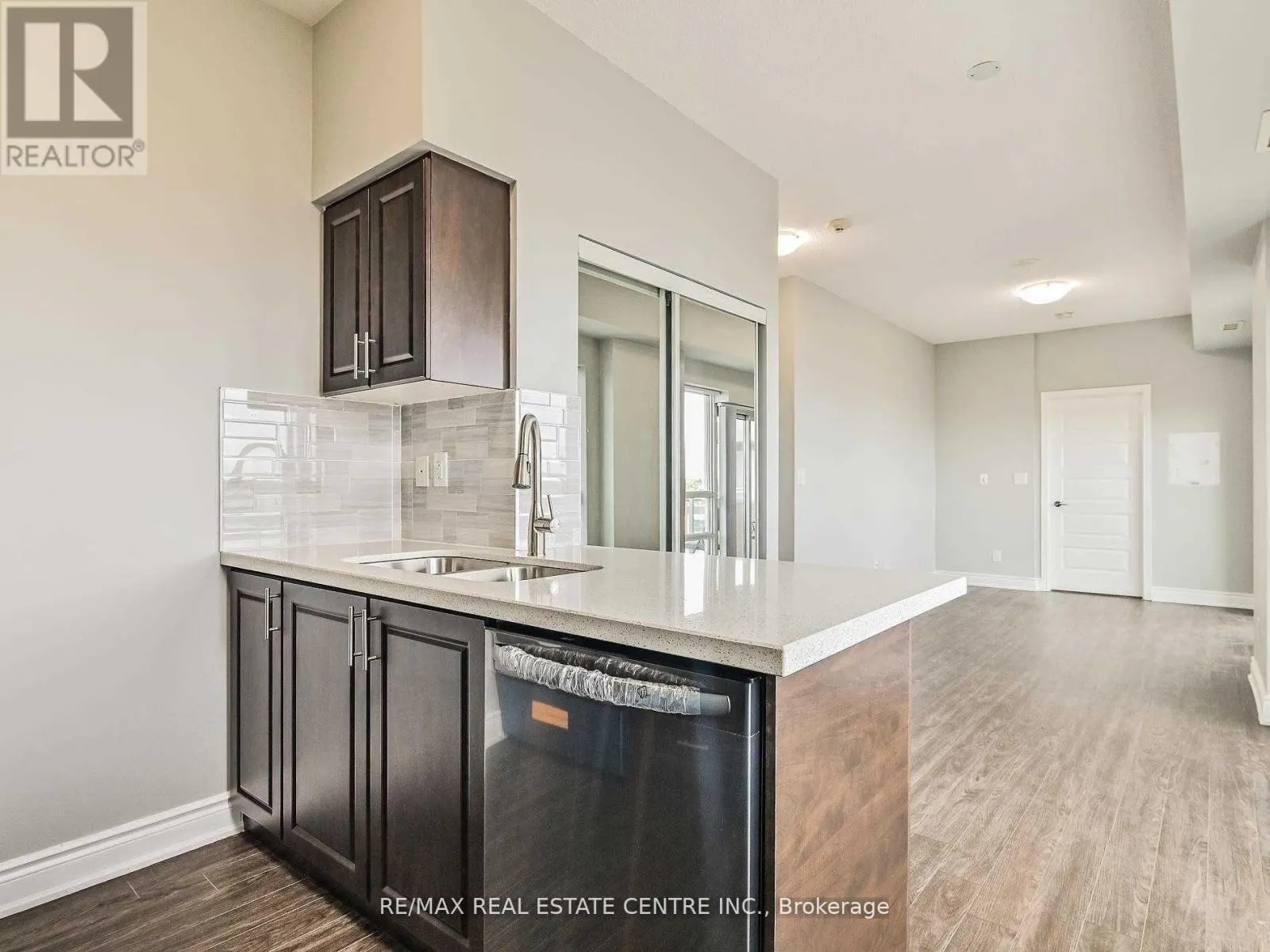 301 - 215 QUEEN STREET E