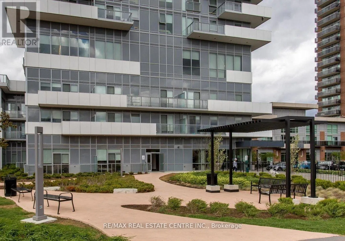 301 - 215 QUEEN STREET E