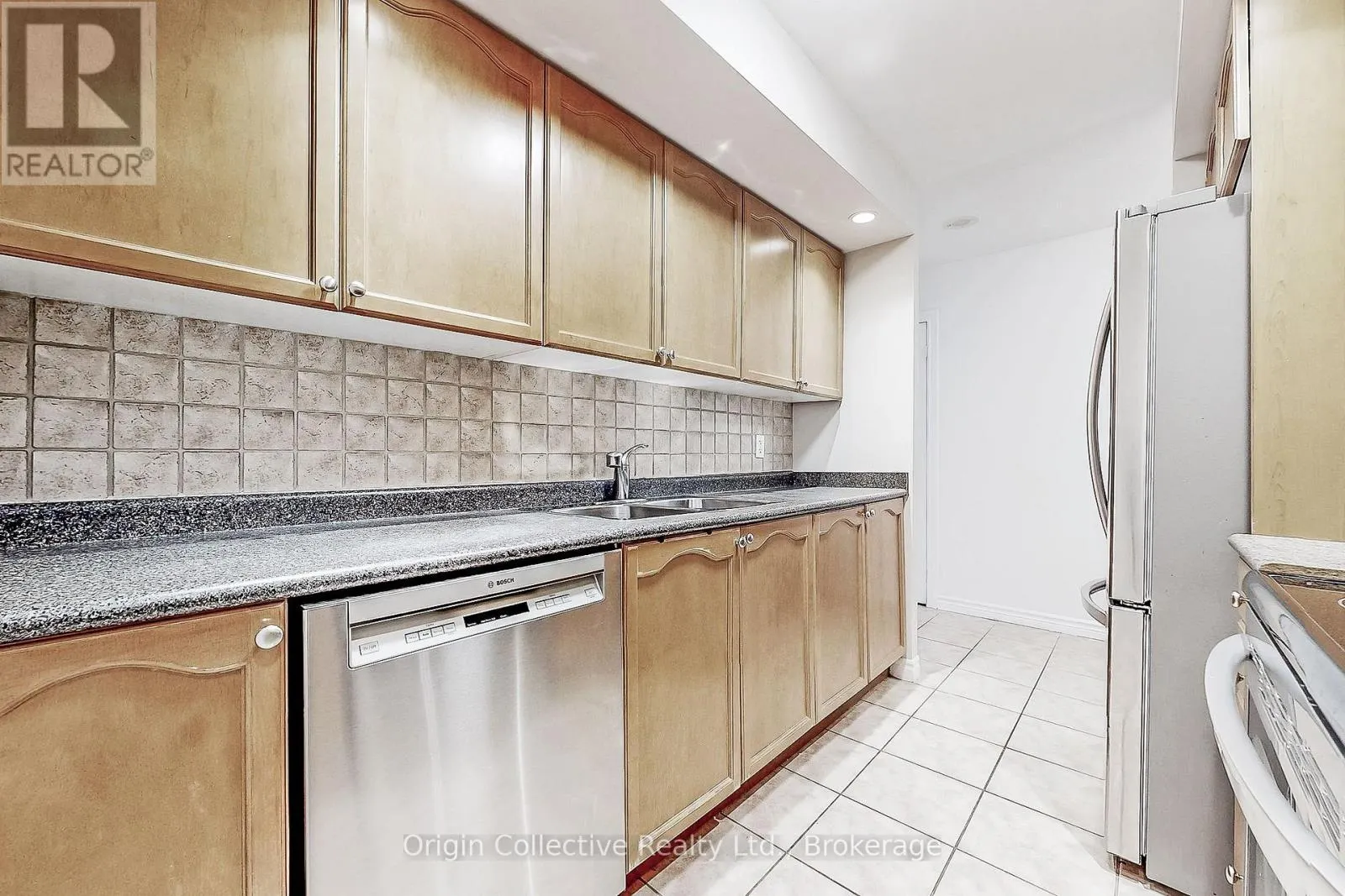 1916 - 5233 DUNDAS STREET W