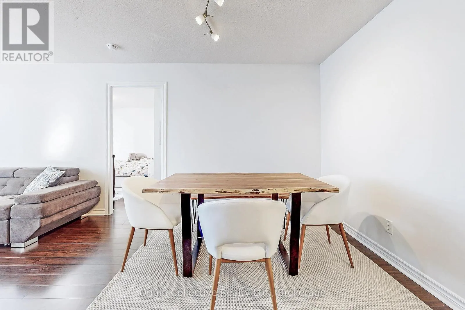 1916 - 5233 DUNDAS STREET W