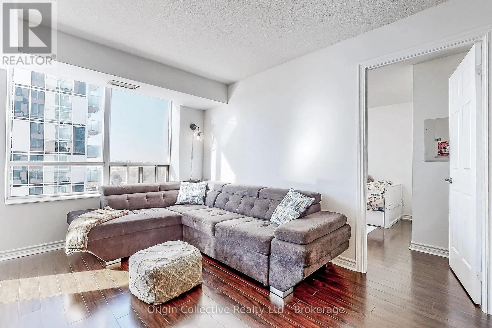 1916 - 5233 DUNDAS STREET W