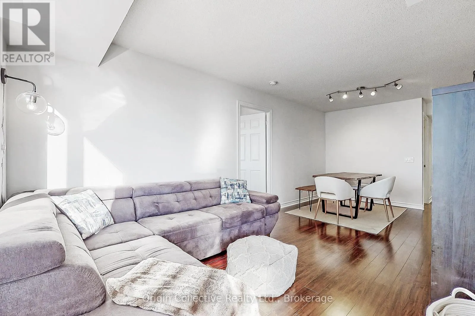 1916 - 5233 DUNDAS STREET W