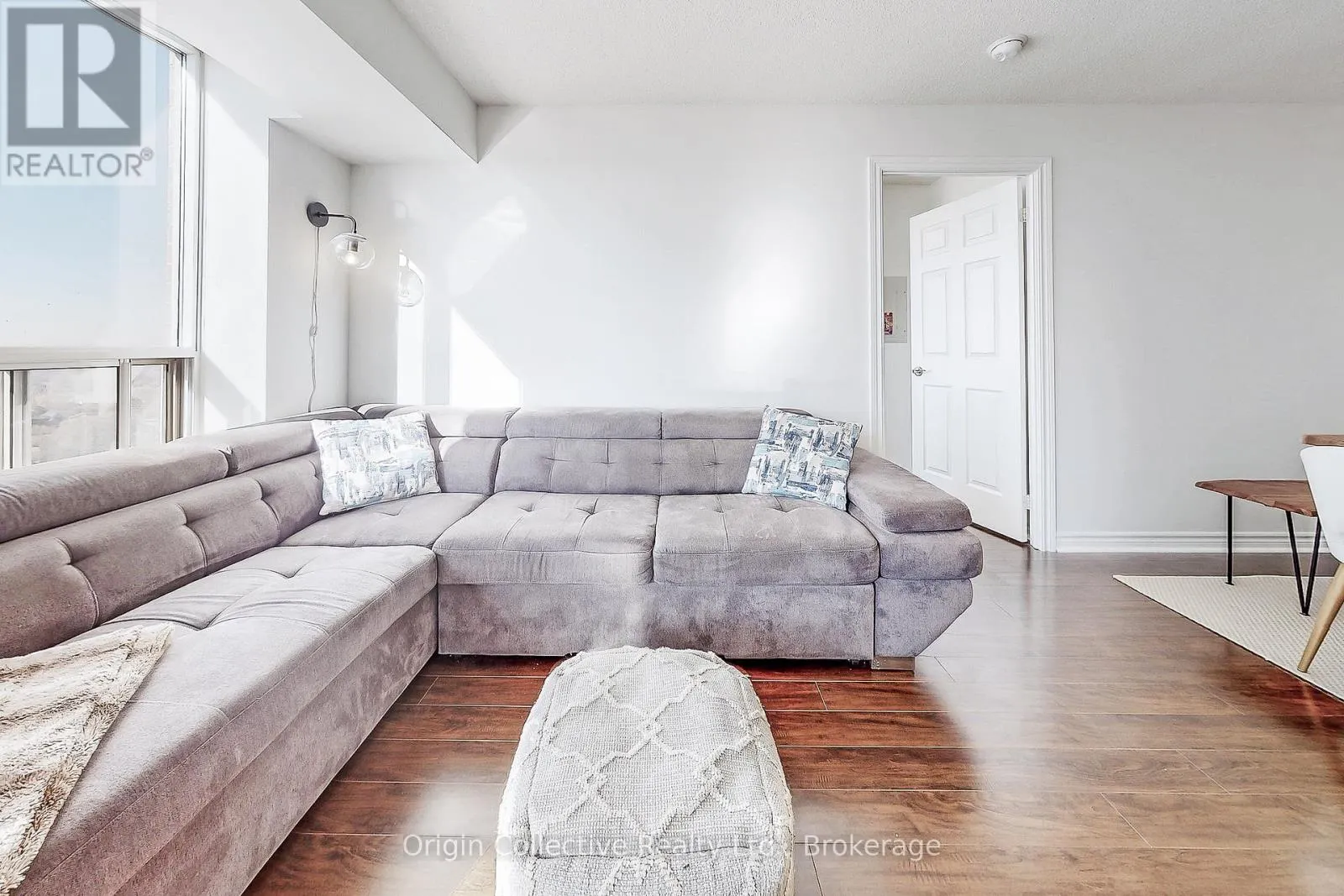 1916 - 5233 DUNDAS STREET W