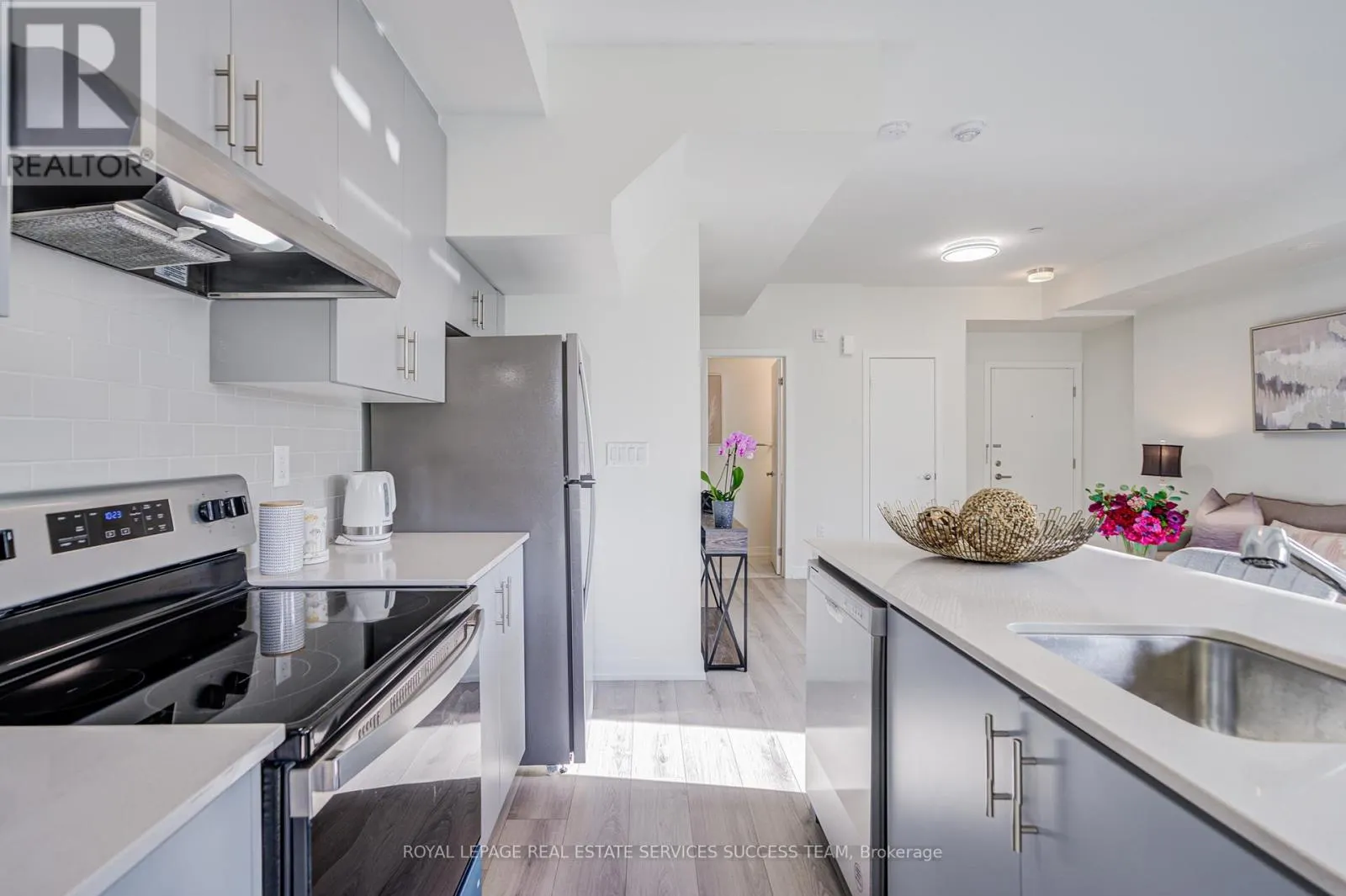 # 2 - 3546 COLONIAL DRIVE