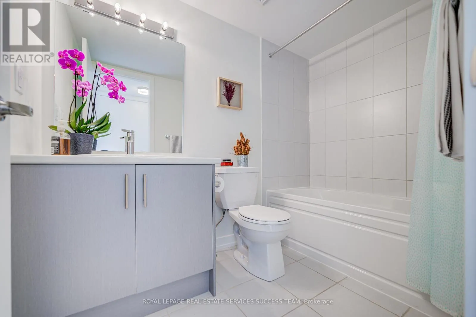 # 2 - 3546 COLONIAL DRIVE