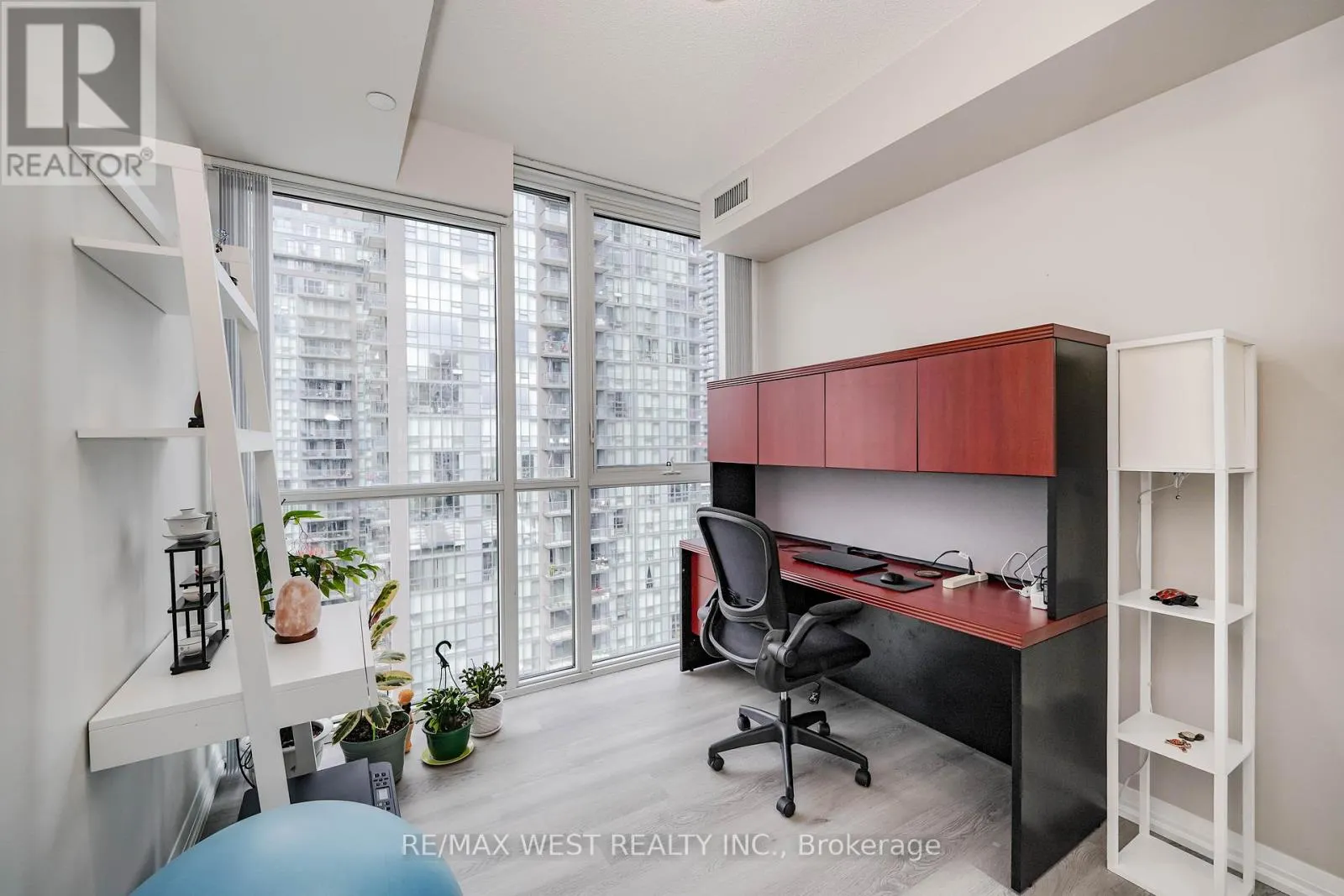 1209 - 75 EGLINTON AVENUE W