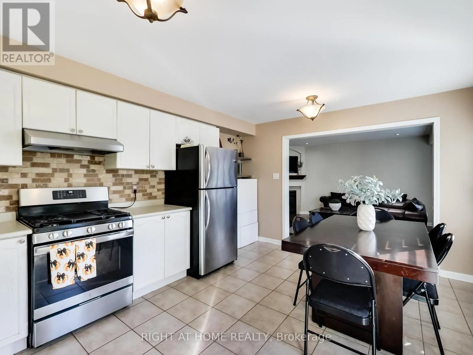 2527 NETTLECREEK CRESCENT