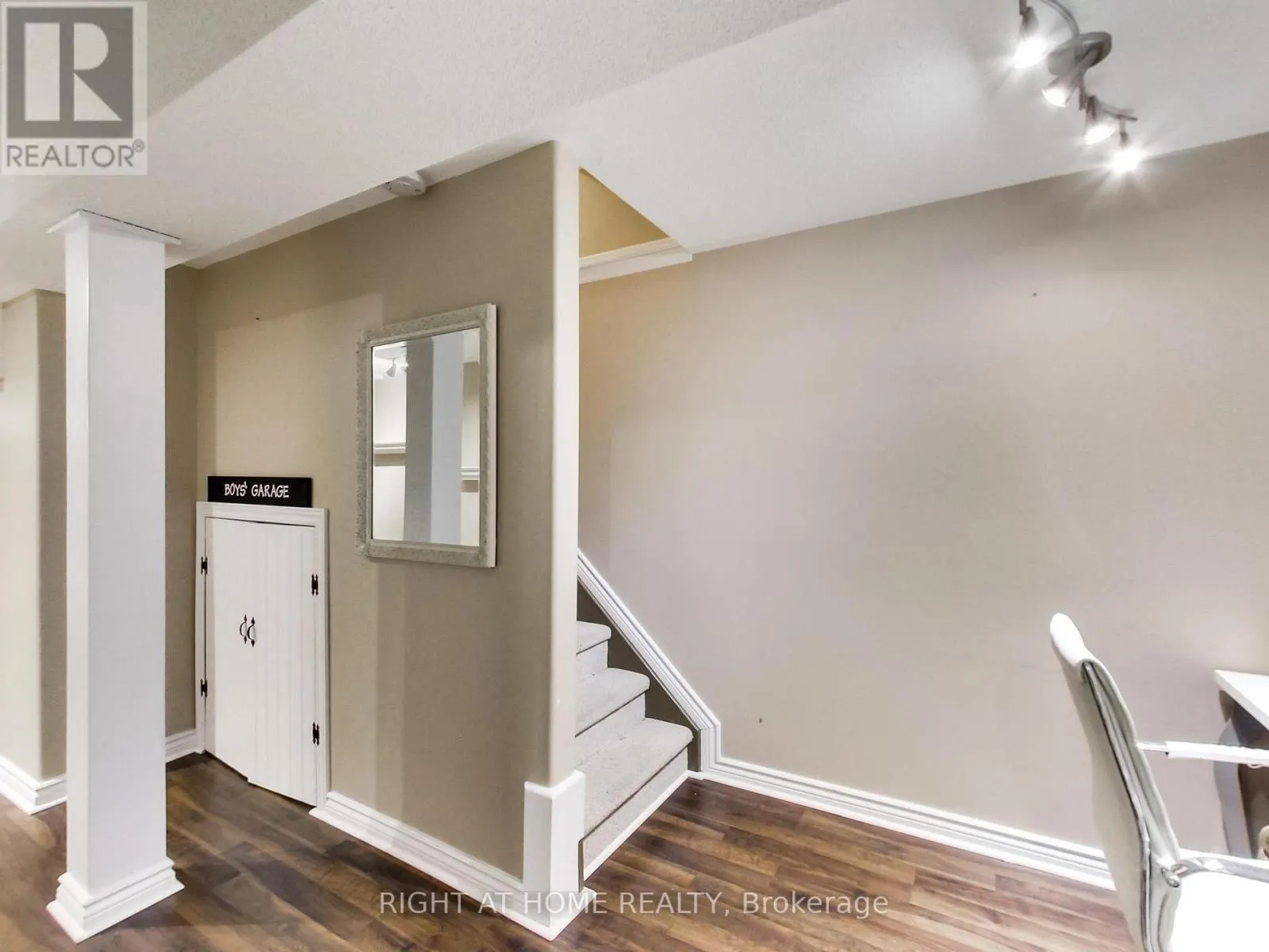 2527 NETTLECREEK CRESCENT