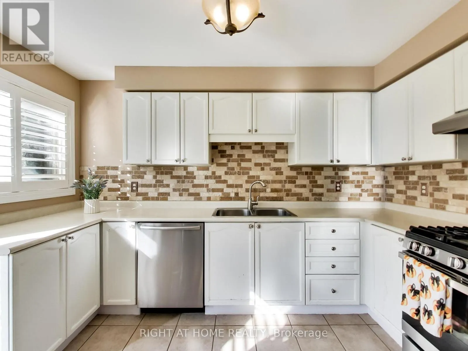 2527 NETTLECREEK CRESCENT