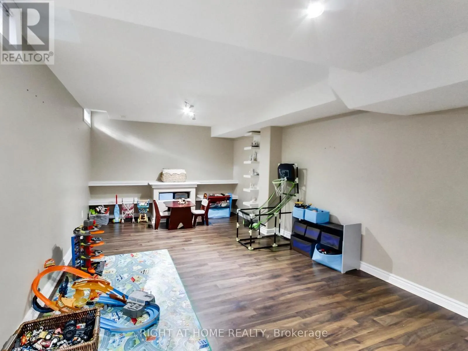 2527 NETTLECREEK CRESCENT
