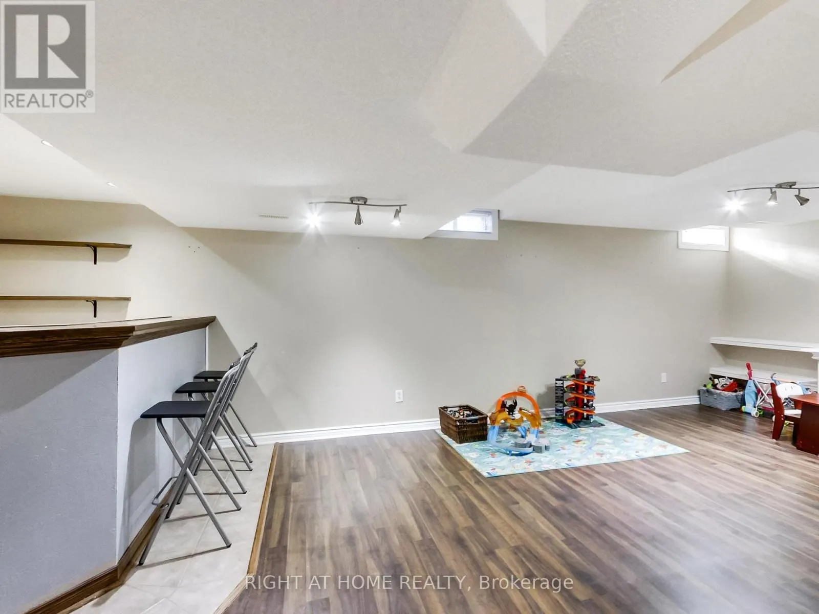 2527 NETTLECREEK CRESCENT