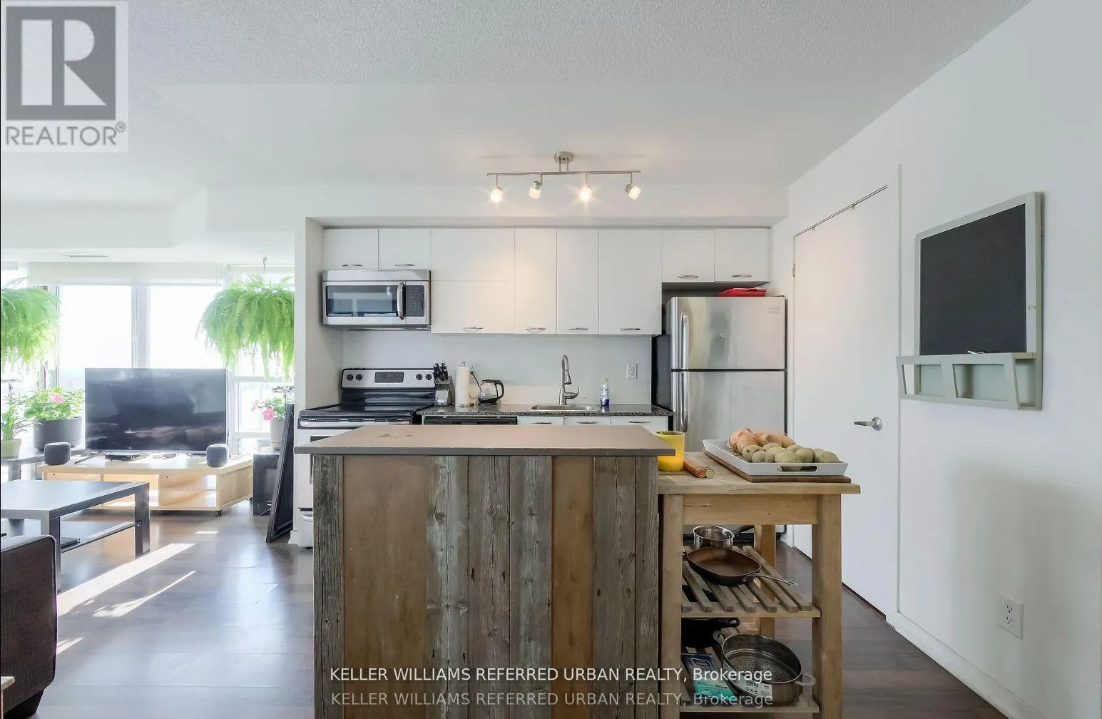 1305 - 38 JOE SHUSTER WAY