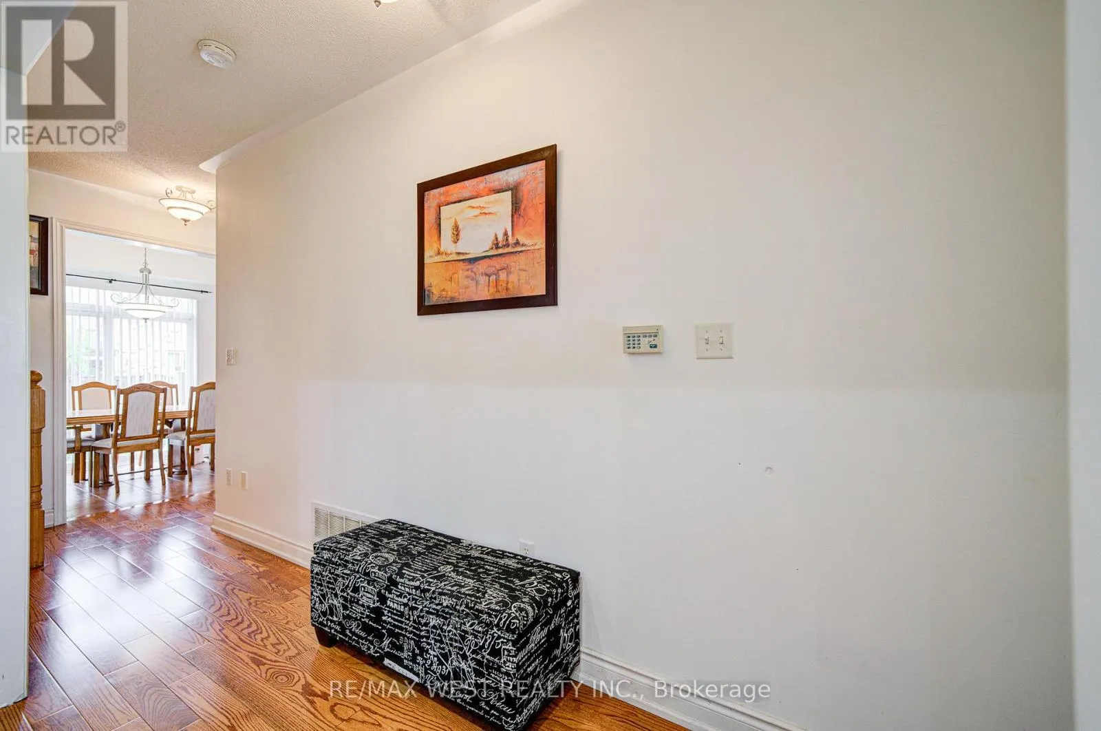 12 EAGLEFIELD GATE