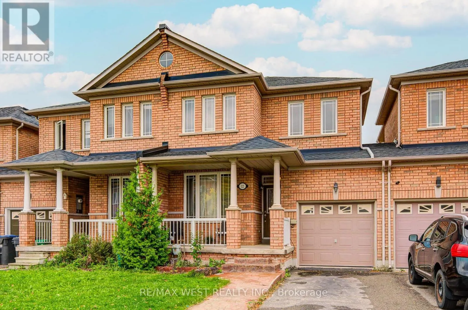 12 EAGLEFIELD GATE