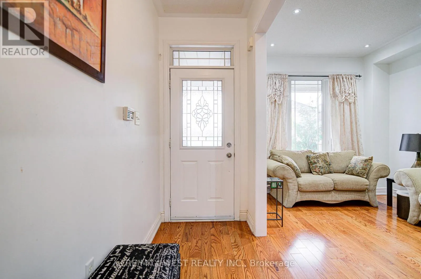12 EAGLEFIELD GATE