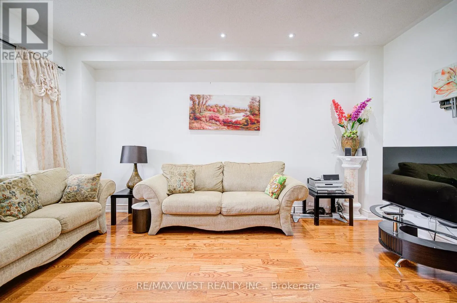12 EAGLEFIELD GATE