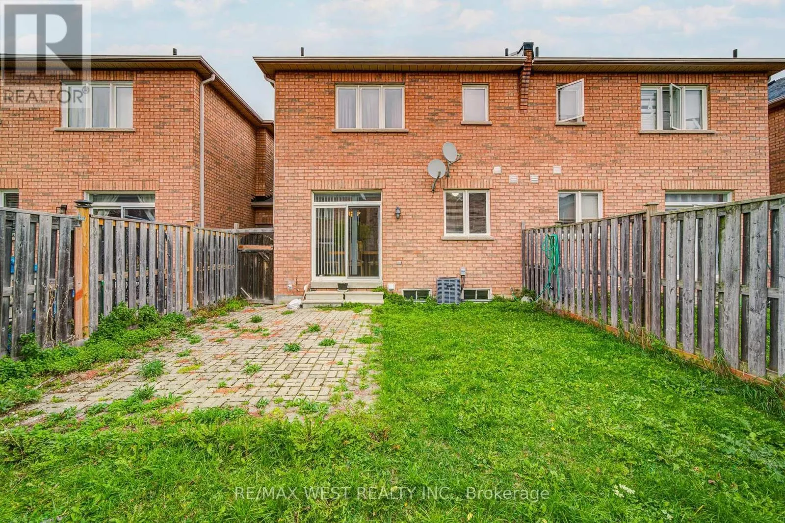12 EAGLEFIELD GATE
