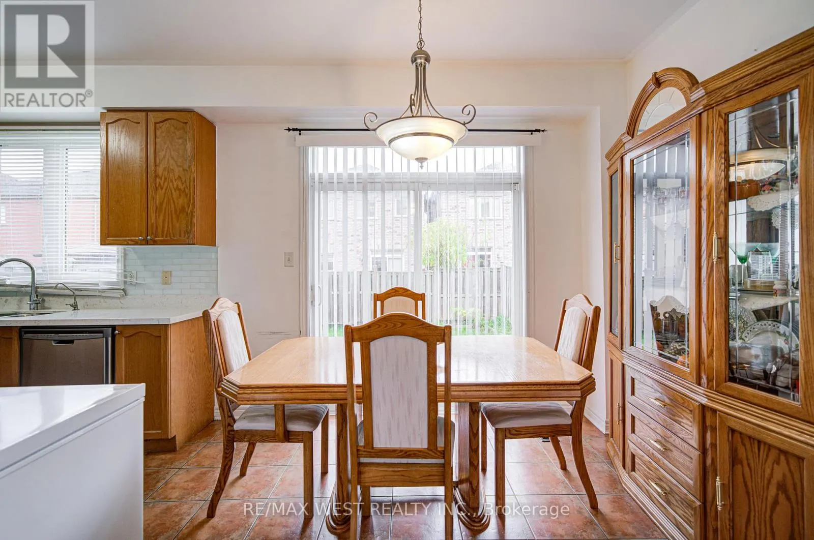 12 EAGLEFIELD GATE