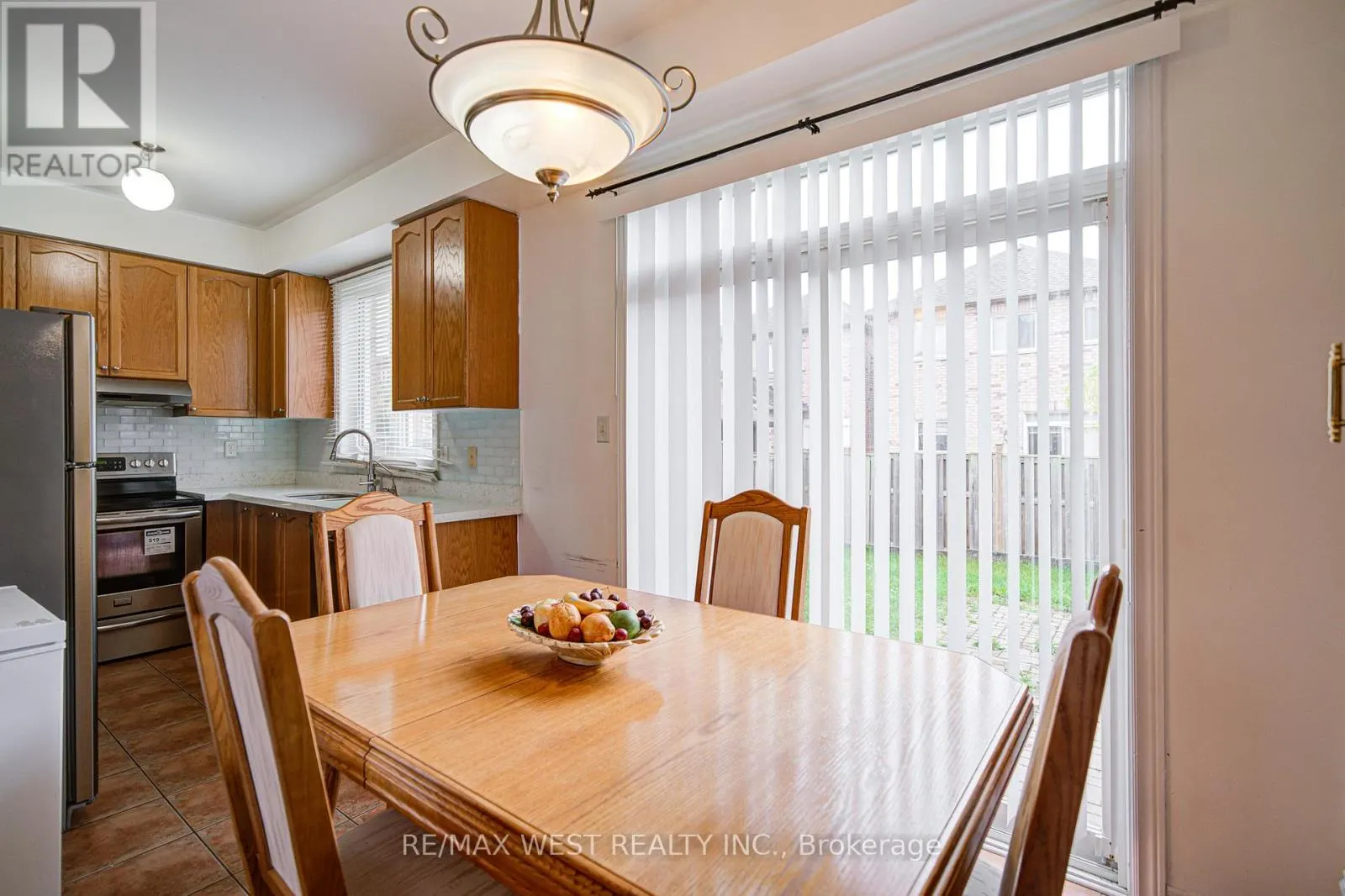 12 EAGLEFIELD GATE