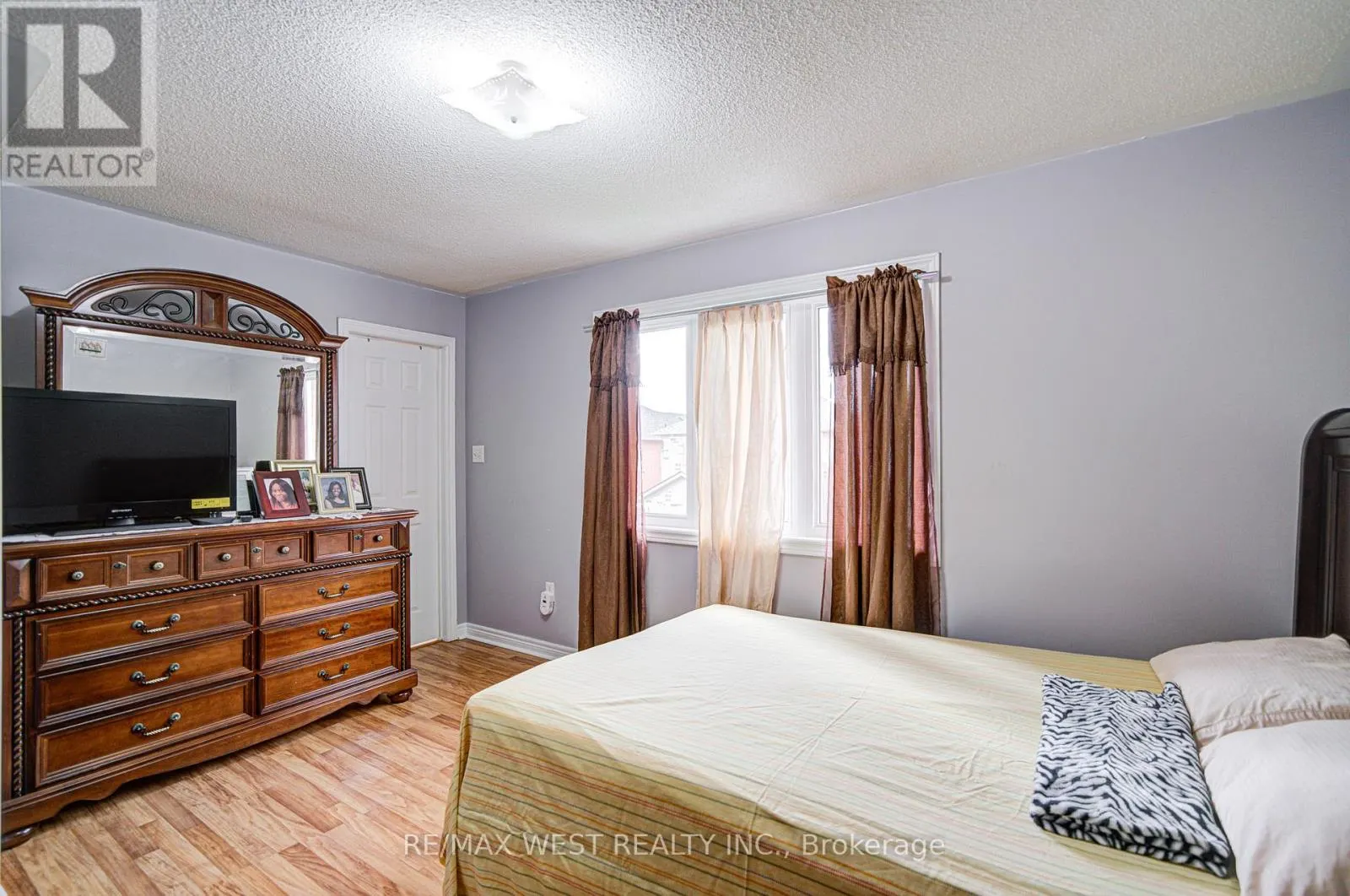 12 EAGLEFIELD GATE