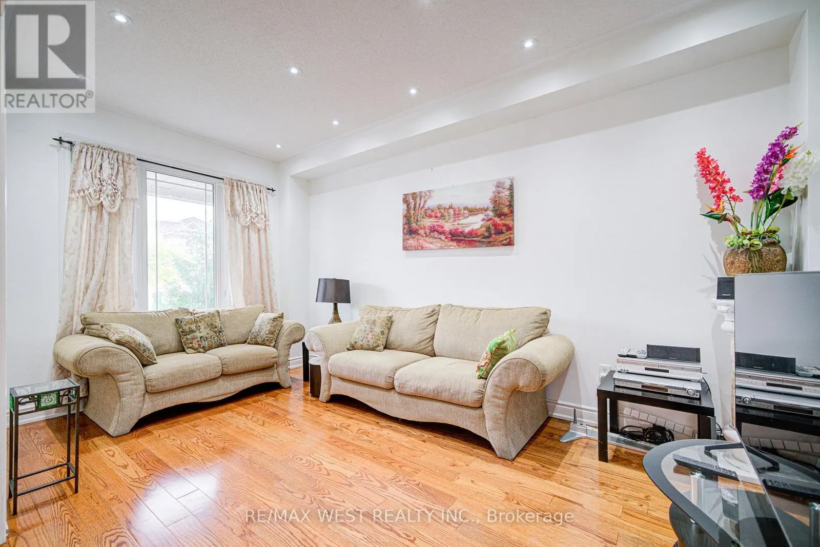 12 EAGLEFIELD GATE