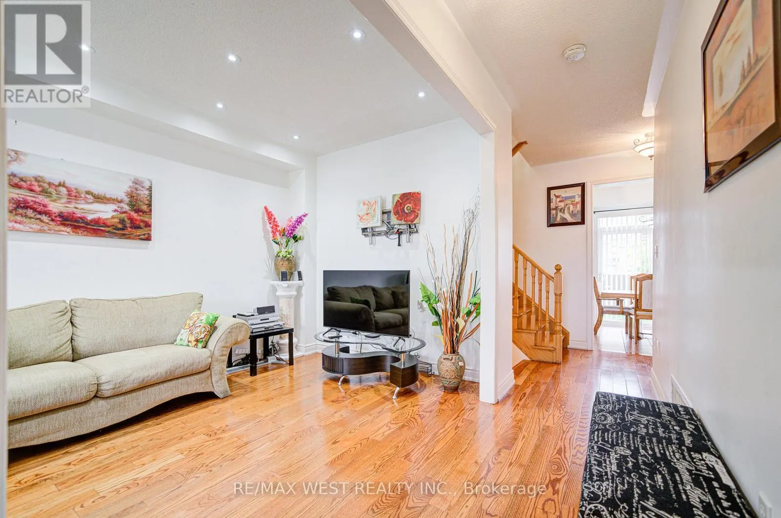 12 EAGLEFIELD GATE