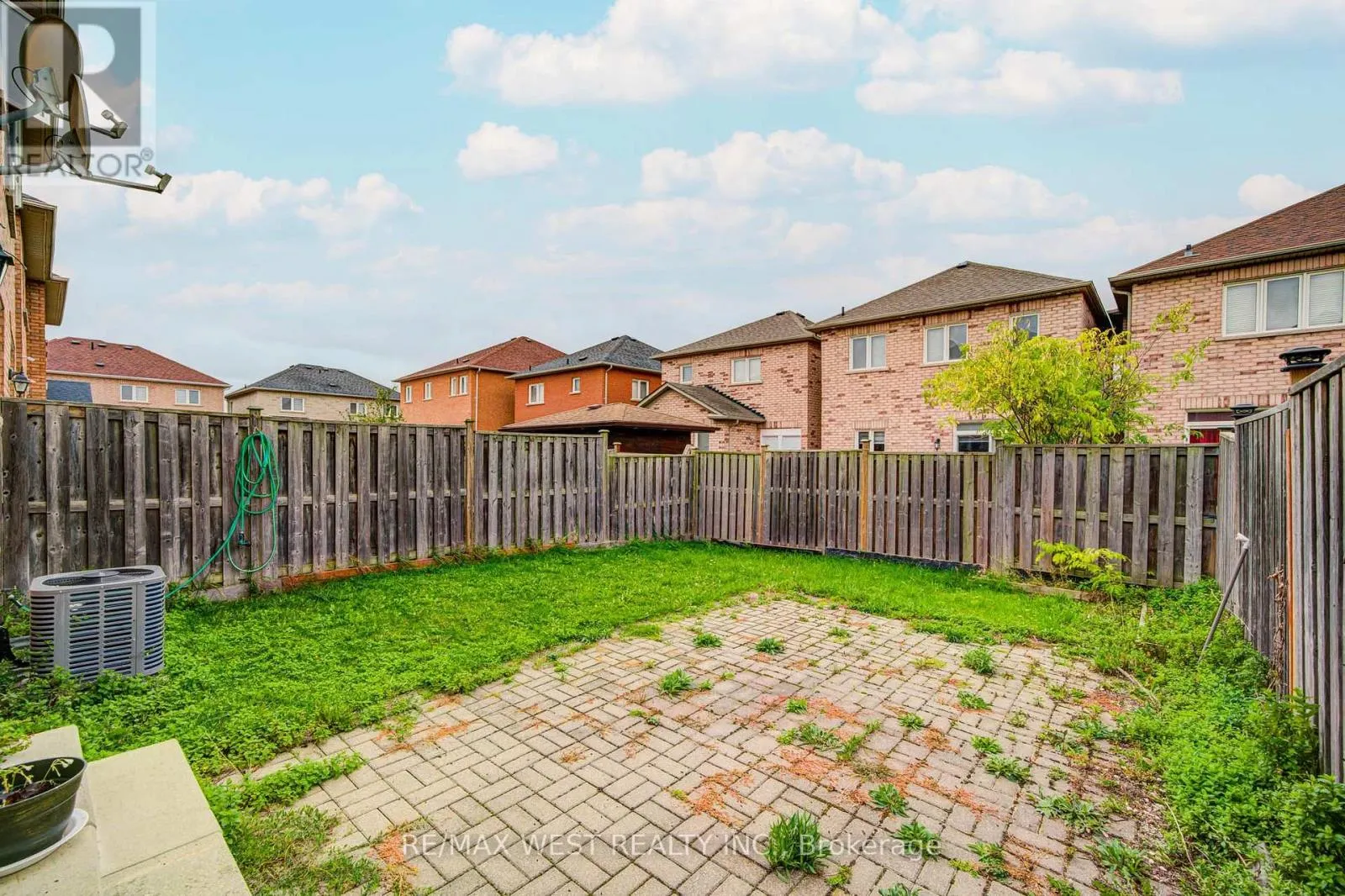 12 EAGLEFIELD GATE