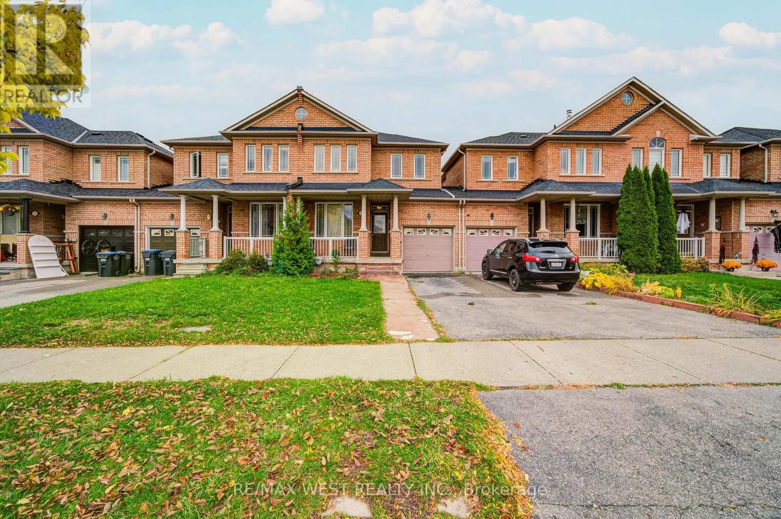 12 EAGLEFIELD GATE
