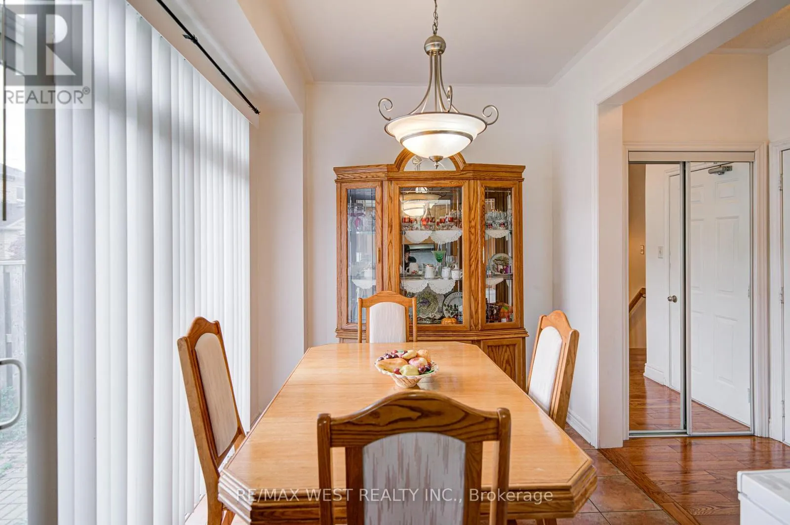 12 EAGLEFIELD GATE