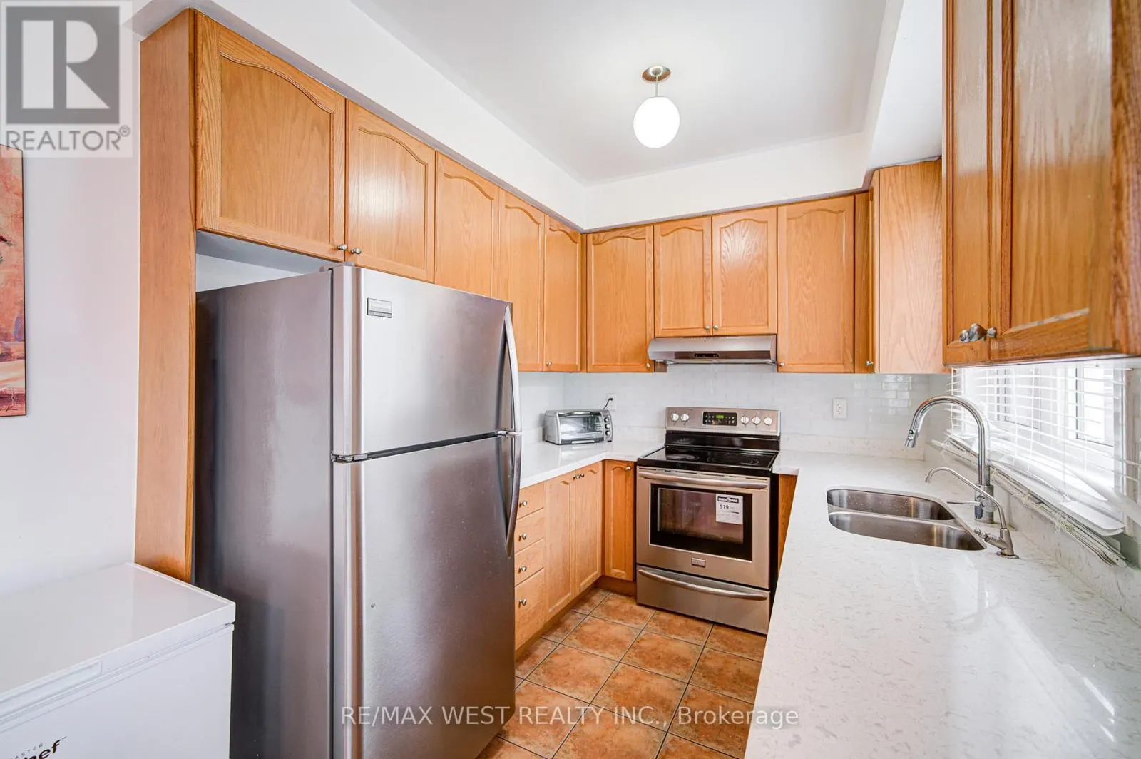 12 EAGLEFIELD GATE