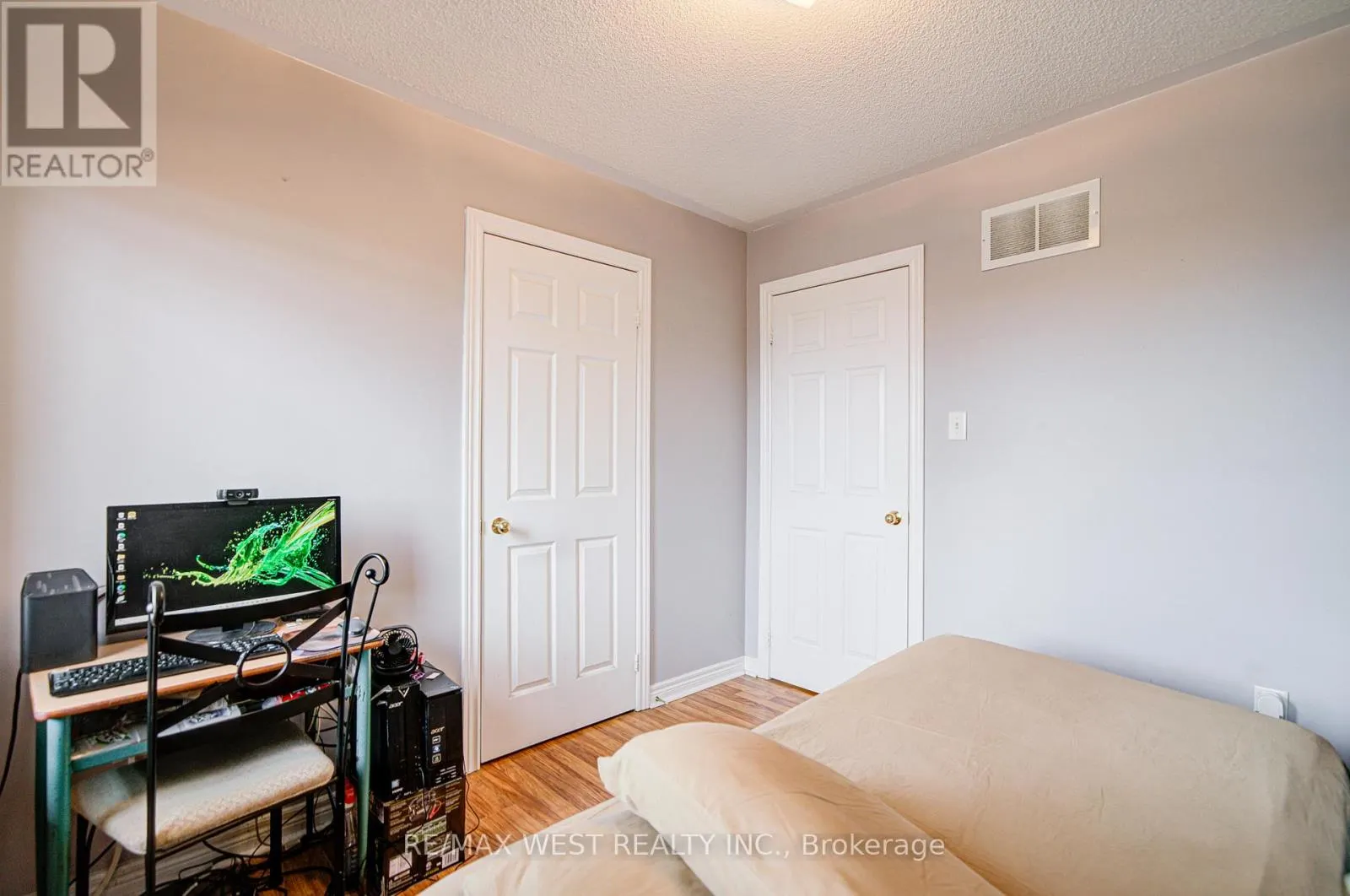 12 EAGLEFIELD GATE