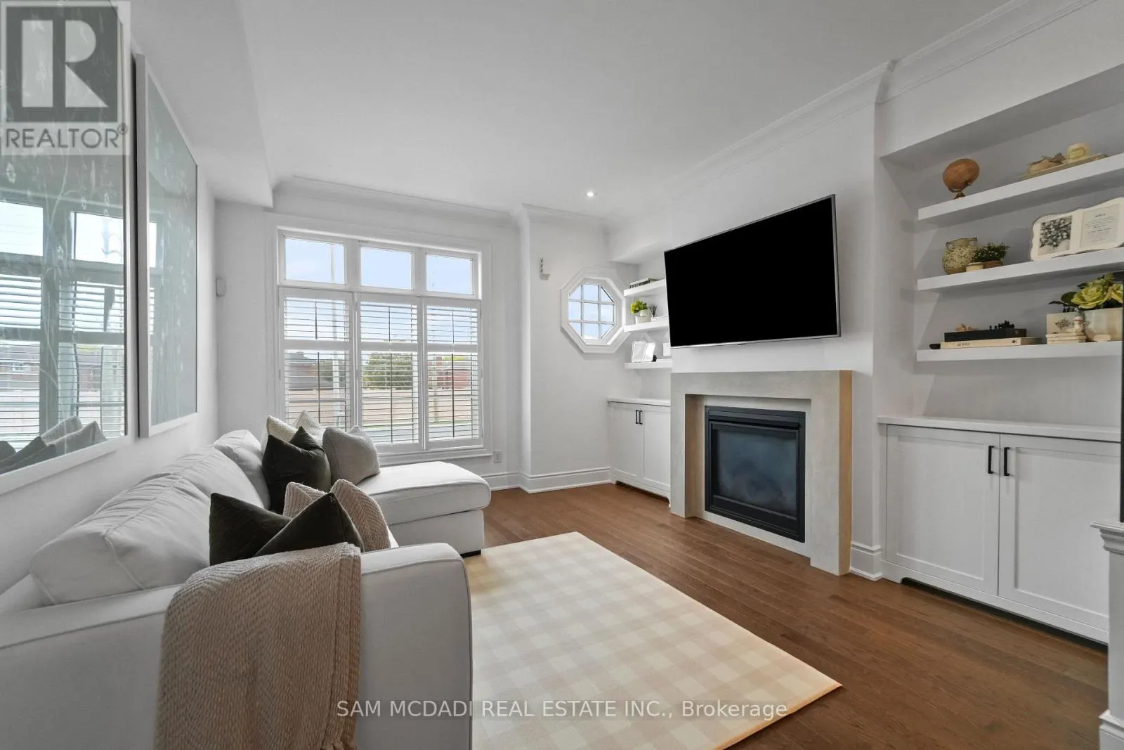 2 - 2160 TRAFALGAR ROAD