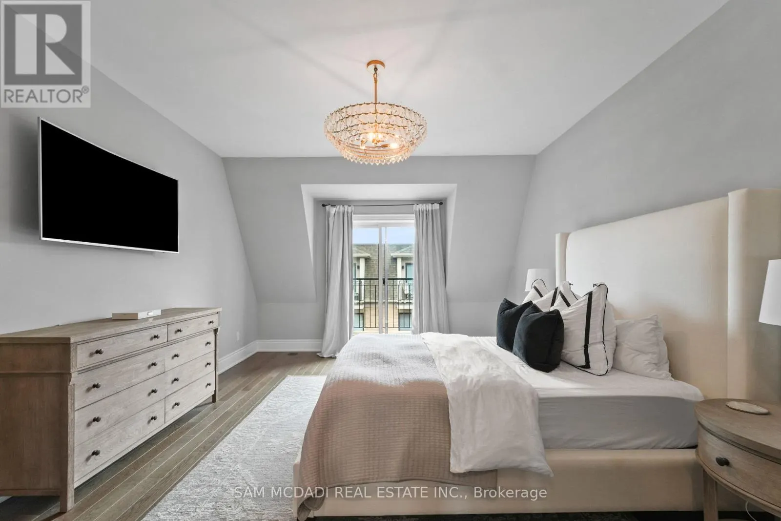 2 - 2160 TRAFALGAR ROAD