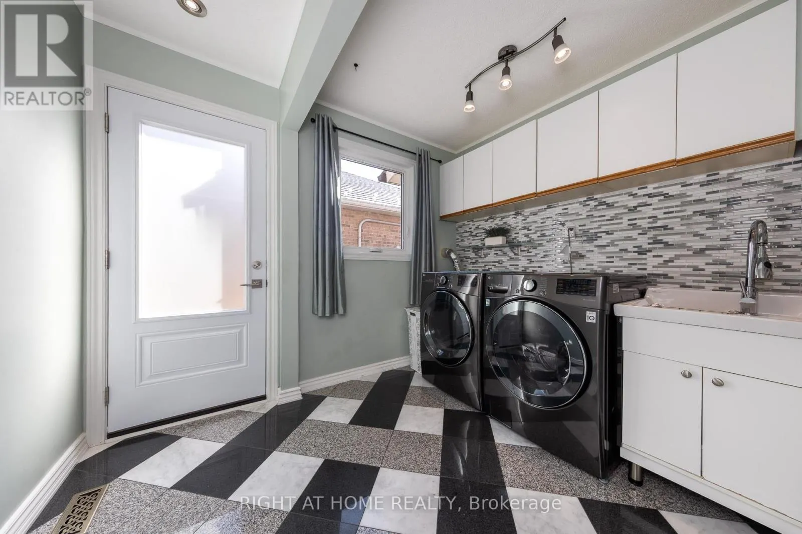 223 RIVER OAKS BOULEVARD W