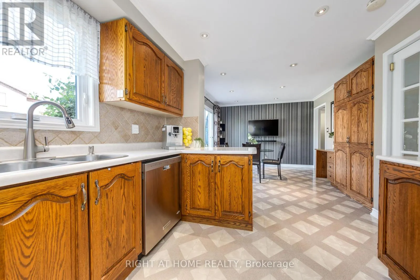 223 RIVER OAKS BOULEVARD W