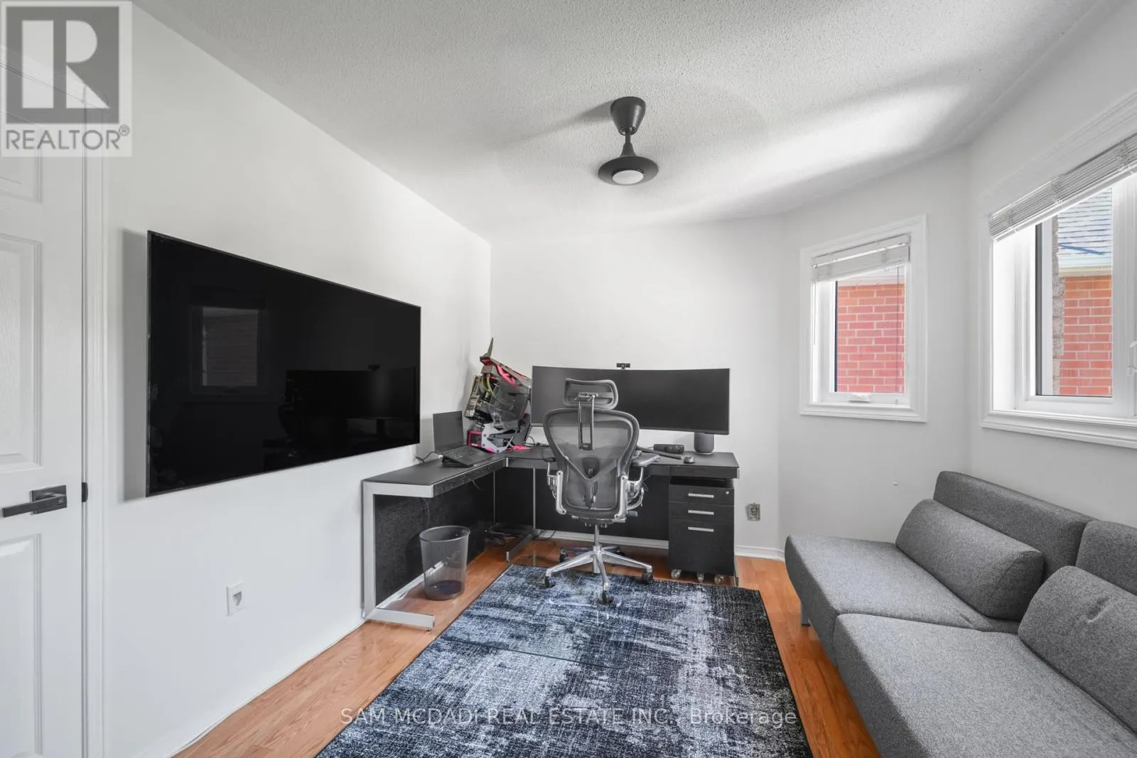 385 TURNBERRY CRESCENT